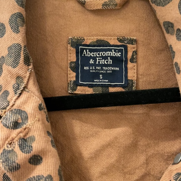 Abercrombie Cropped Leopard Denim Jacket - Picture 2 of 3